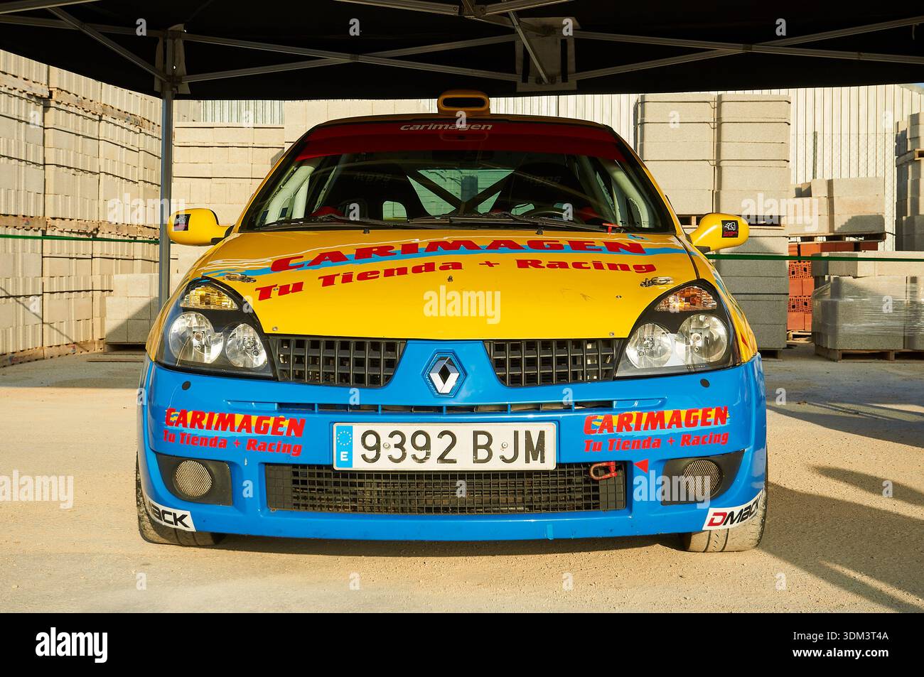 Une voiture de rallye Renault Clio RS dans le parc de service de la compétition de voitures de rallye VI Rallye Bodegas Xaló 2018 (Xaló, Marina Alta, Alicante, Espagne) Banque D'Images