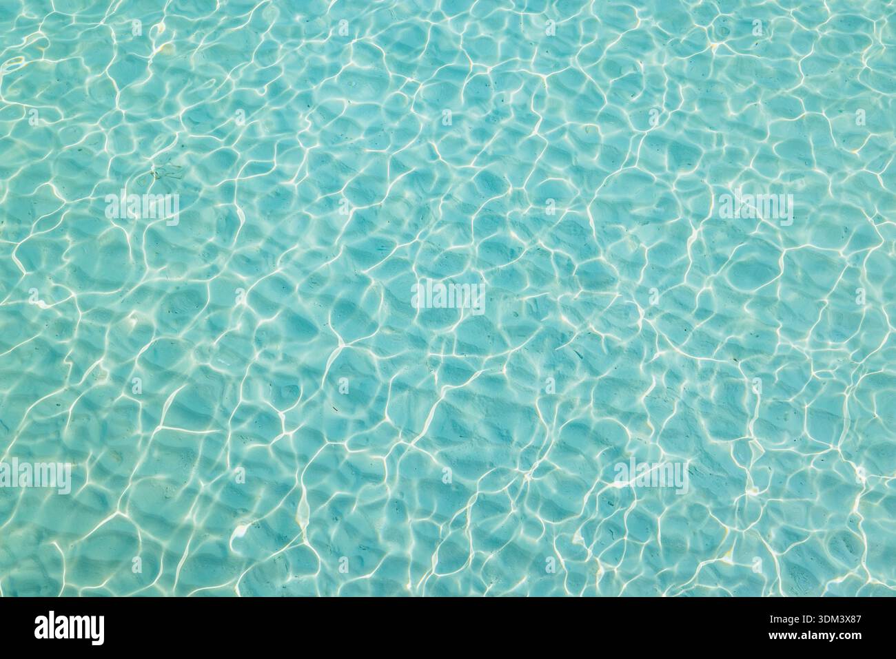 Fond de surface de l'eau d'été piscine ondulations de l'océan motif de la mer Sunlight reflets bleu texture santé fond d'écran aquatique abstrait Banque D'Images
