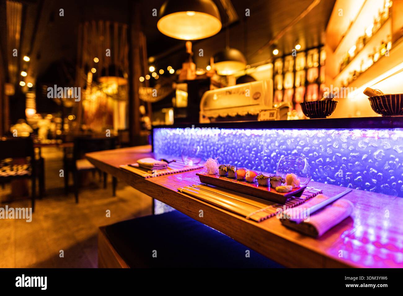 Superbe comptoir de restaurant asiatique avec un fond de sushi de cuisine de luxe scène gastronomique élégante Banque D'Images