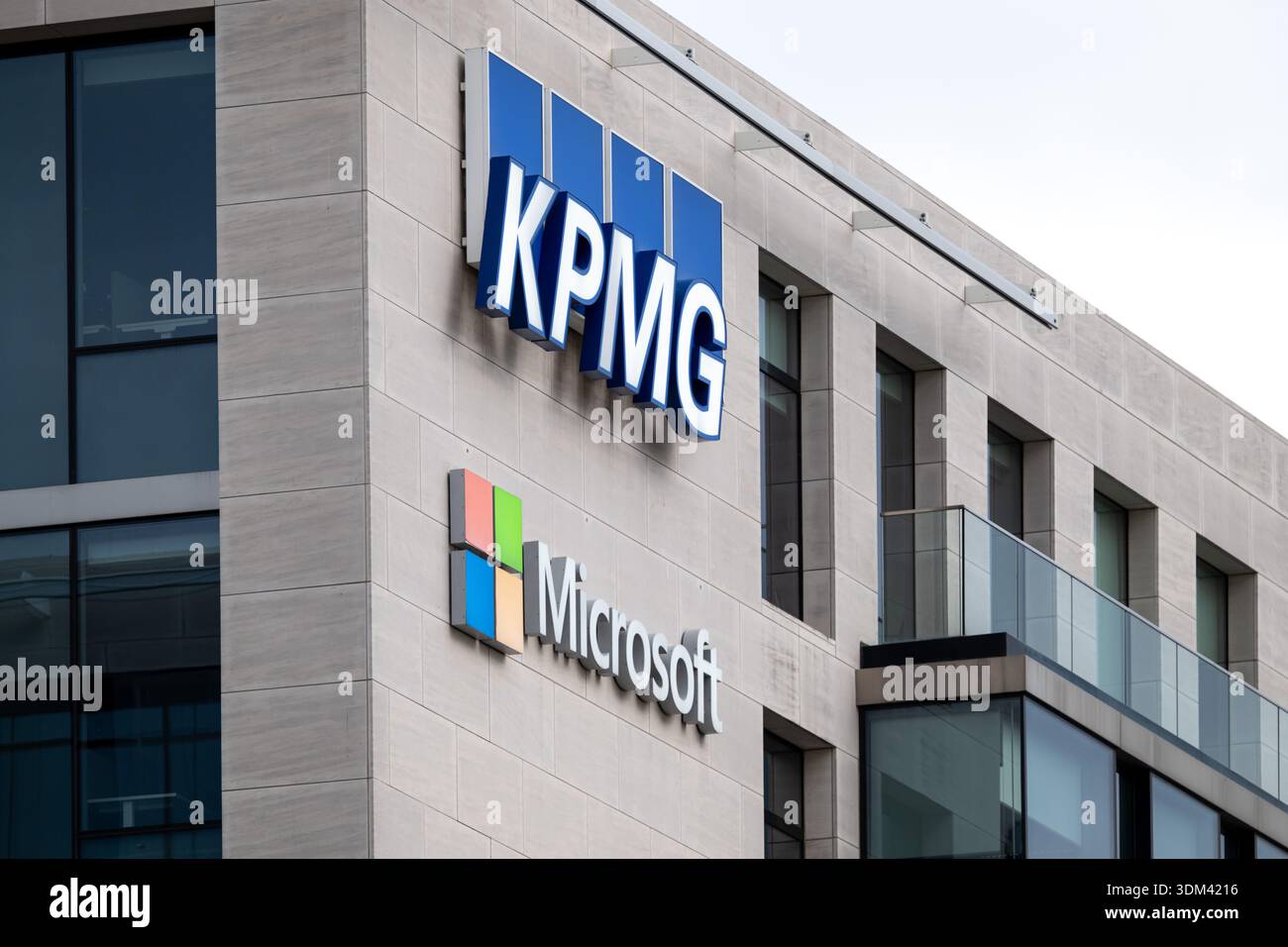 Siège social moderne de la société d'audit et de conseil KPMG et de la société technologique Microsoft adjacent à Brussels Airport à Zaventem. Zaven Banque D'Images
