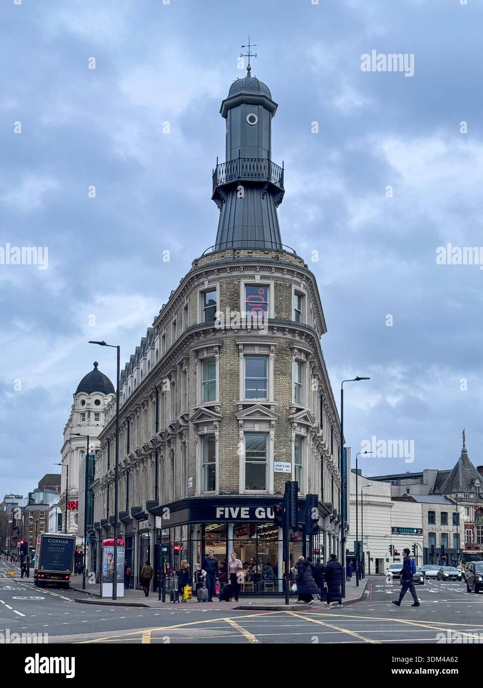 Londres, Royaume-Uni, le 5 décembre 2025, le restaurant Five Guys situé dans le Lighthouse Block de Londres sur Pentonville Road. Le bâtiment porte le nom de son le Banque D'Images