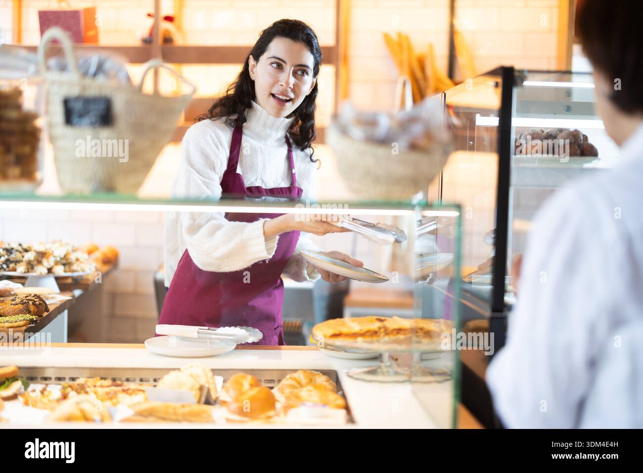 Fille vendeuse travaille dans la boutique de boulangerie cafétéria Banque D'Images
