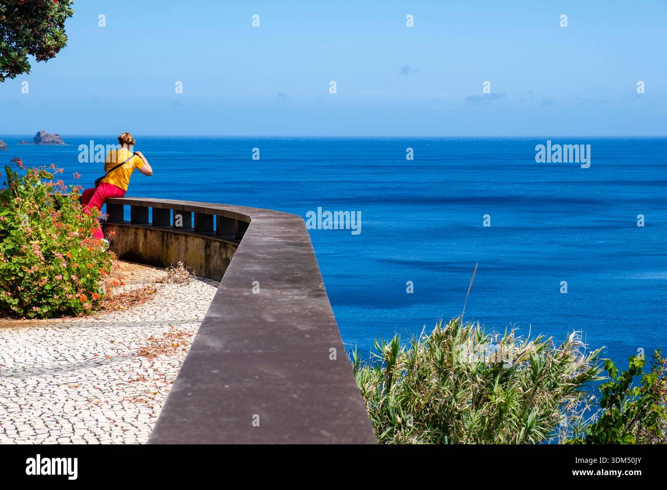 Touriste appréciant la vue sur l'océan d'été à Promenade Seixal, belvédère, belvédère à Seixal, Porto Muniz, île de Madère, Portugal Banque D'Images