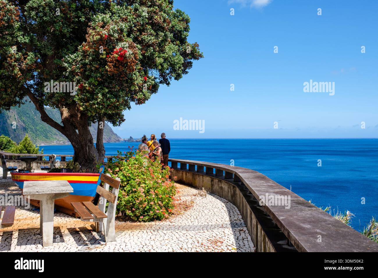 Touristes appréciant la vue d'été sur l'océan à Promenade Seixal, belvédère, point de vue à Seixal, Porto Muniz, île de Madère, Portugal Banque D'Images