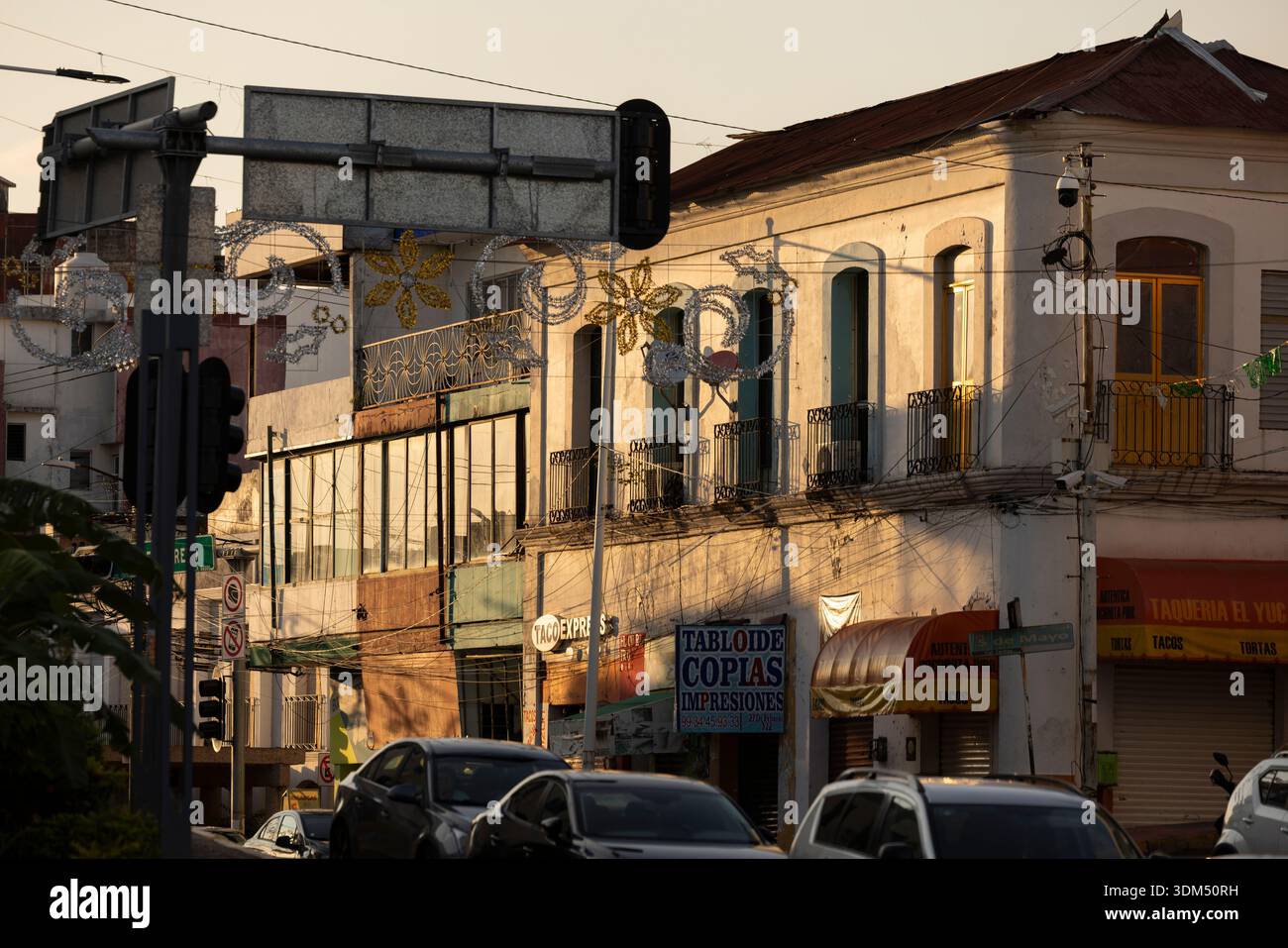 Villahermosa, Tabasco, Mexique - 2 janvier 2026 : le soleil de l'après-midi brille sur les bâtiments historiques et le paysage urbain du centre-ville. Banque D'Images