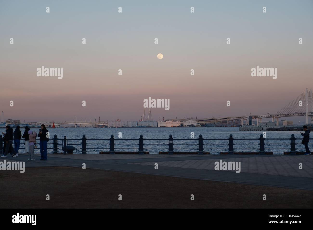 Pleine lune se levant au-dessus du port de Yokohama et Bay Bridge au crépuscule depuis Yamashita Park Banque D'Images