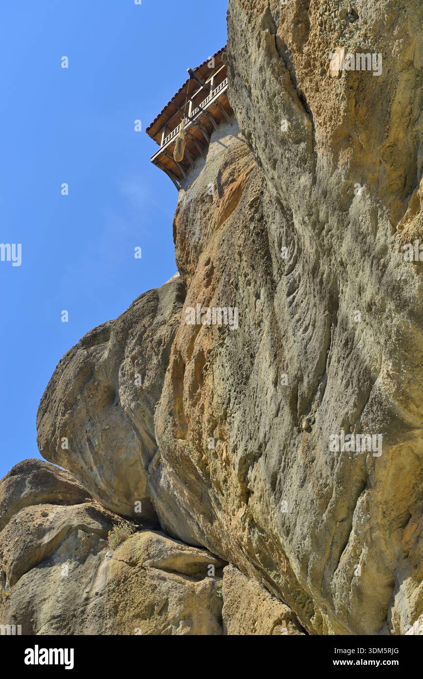 Monastère des Météores en Grèce construit sur la formation rocheuse. Bâtiment du monastère des Météores accroché à une paroi rocheuse pure contre un ciel bleu. Banque D'Images
