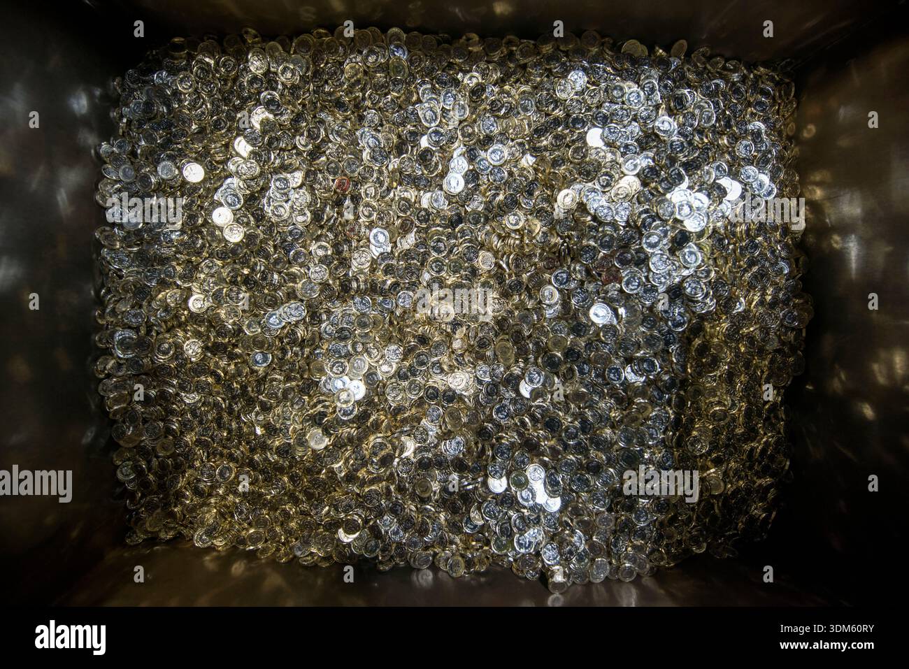 La nouvelle (2017) pièce d'une livre à 12 faces est frappée à la Royal Mint à Llantrisant près de Cardiff au Royaume-Uni. Banque D'Images