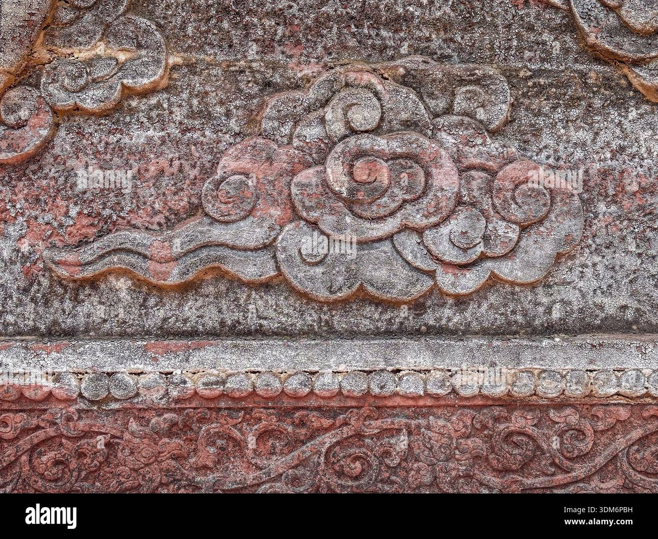 Apsara, figure féminine céleste de la mythologie bouddhiste et hindoue, reliefs sculptés à la sortie d'un tunnel, Parc Oriental du Bouddha, ville de Leshan, Sichua Banque D'Images