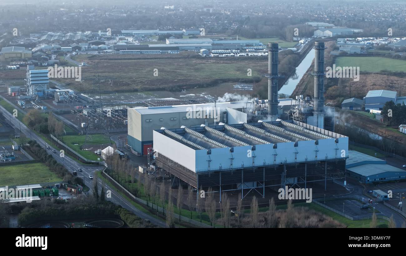 Vue aérienne de l'architecture industrielle rencontre le ciel avec des cheminées imposantes et de longues routes, Spalding, Royaume-Uni. Banque D'Images