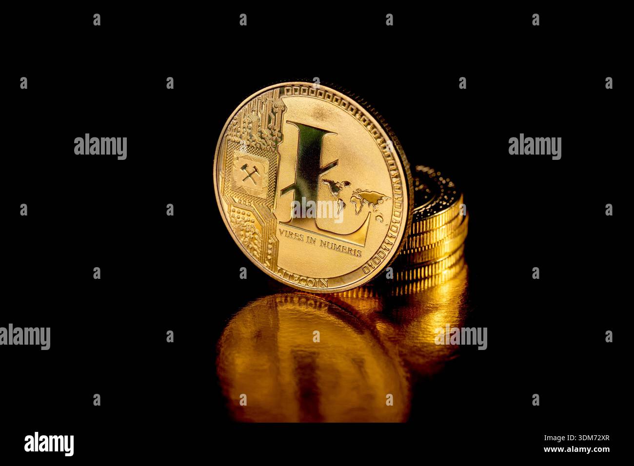Pièce de monnaie Litecoin isolée sur fond noir. Pile de pièces d'or avec pièce de Litecoin devant elle. Pièce de Litecoin dorée. Crypto-monnaie. Banque D'Images