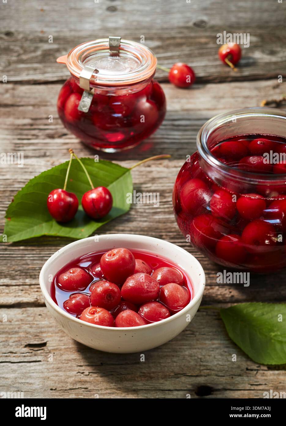 Cerises en conserve maison sur une table en bois. Allemagne Banque D'Images
