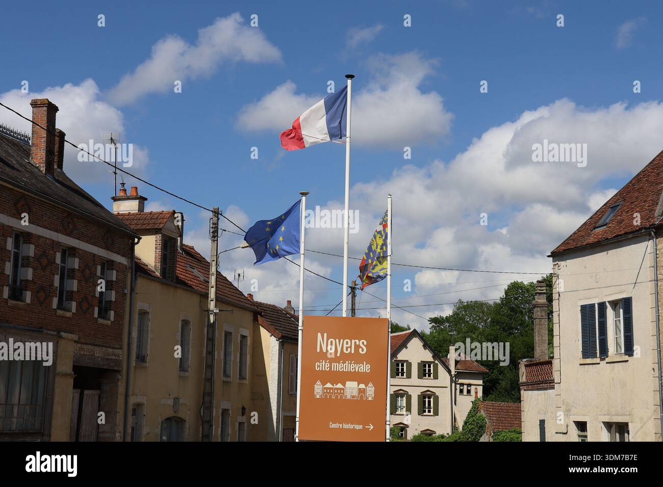 Drapeau Français, village de Noyers sur serein, département de l'Yonne, région Bourgogne, France Banque D'Images