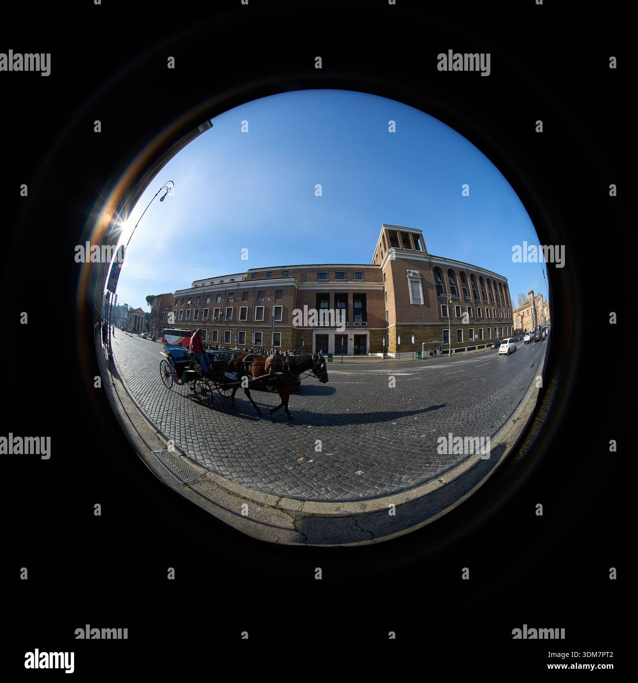 Promenade en calèche devant le bâtiment historique du Palazzo dell'Anagrafe sur la Via Luigi Petroselli avec un effet fisheye sous un ciel bleu clair Banque D'Images