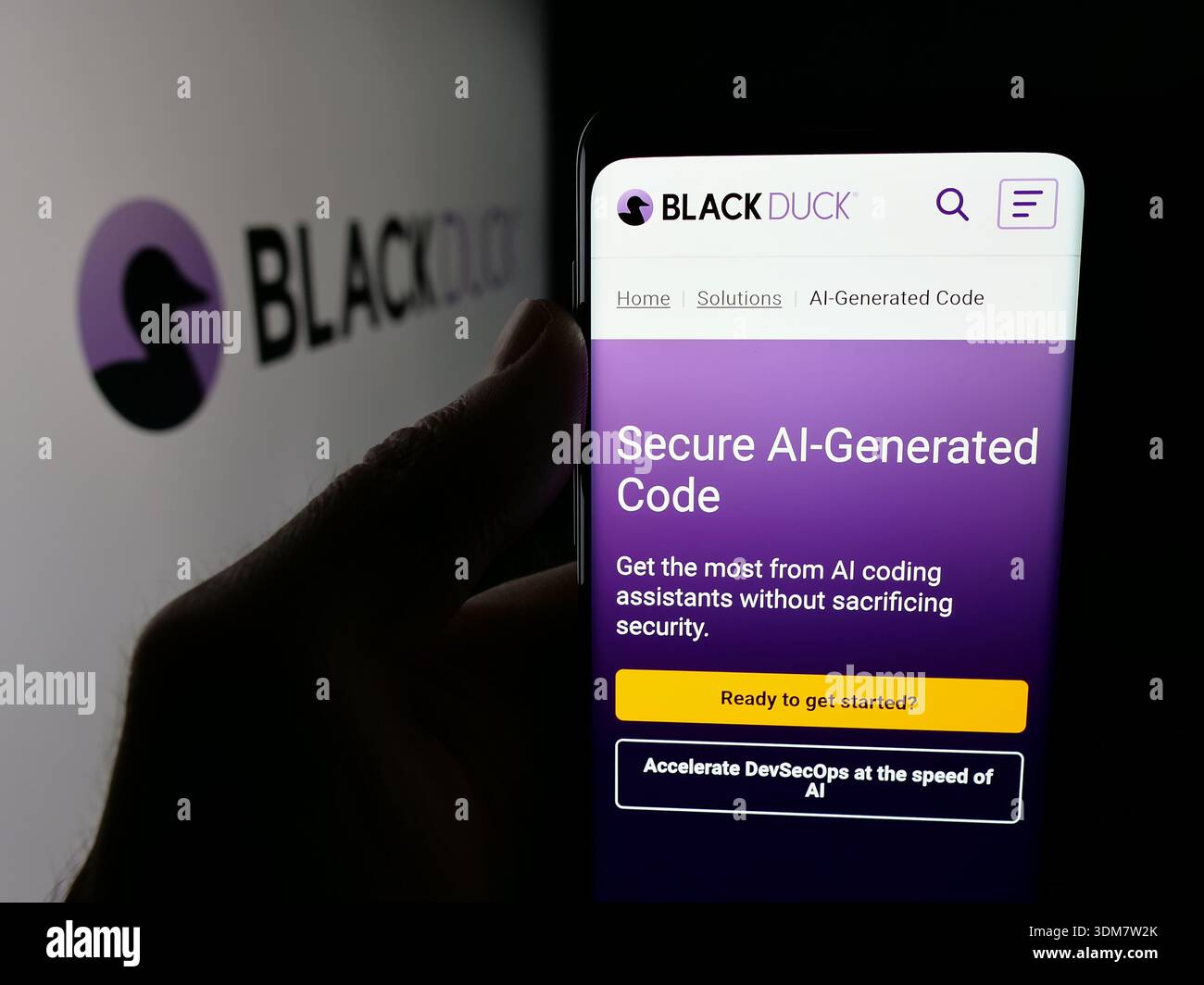 Stuttgart, Allemagne - 01-21-2026 : personne tenant un smartphone avec la page web de la société américaine de sécurité Black Duck Software Inc sur l'écran devant le logo. Banque D'Images