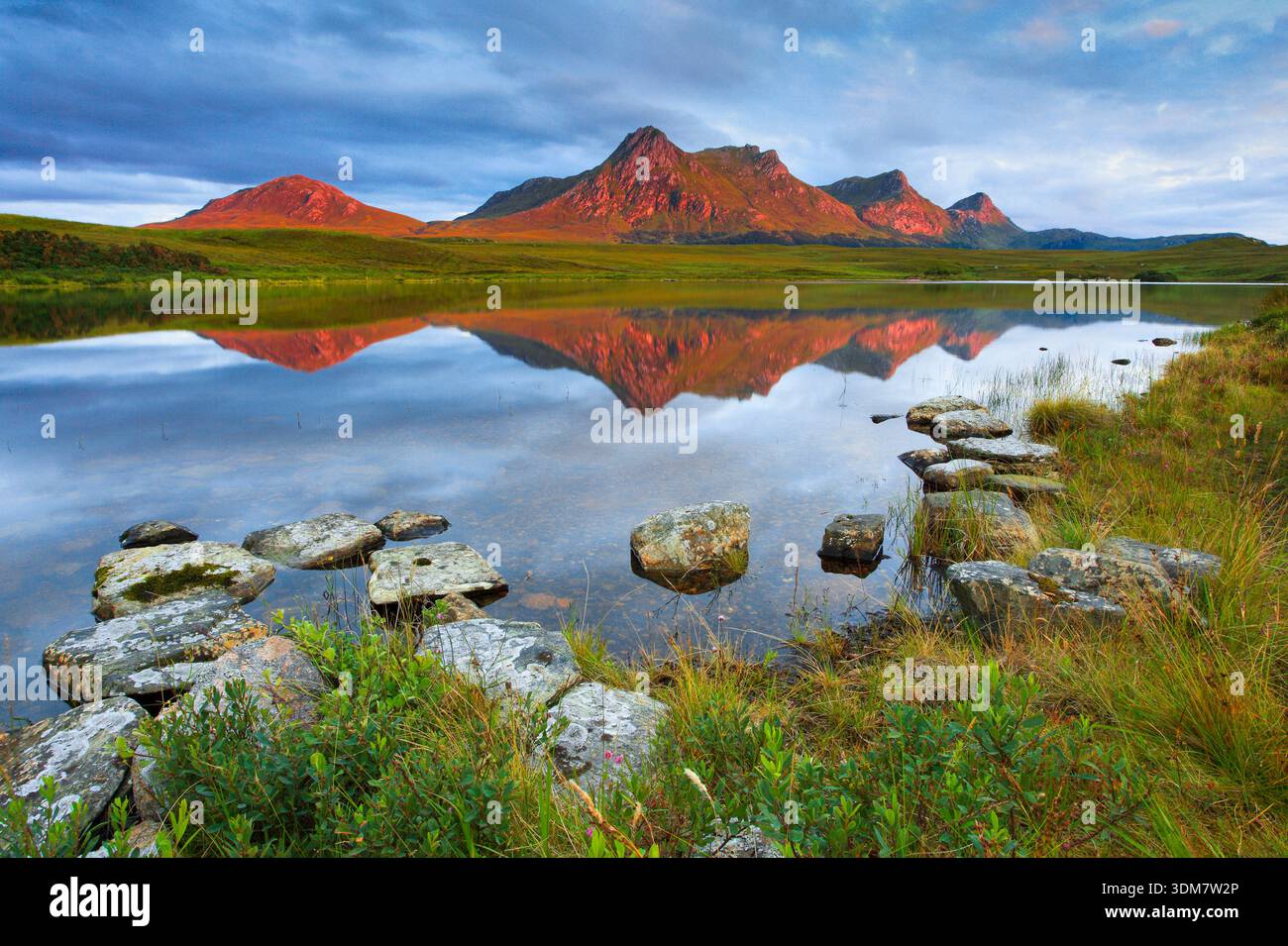 Loch Hakel près du villageTongue dans le nord-ouest de l'Écosse, avec la montagne Ben Loyal au loin. Écosse Banque D'Images