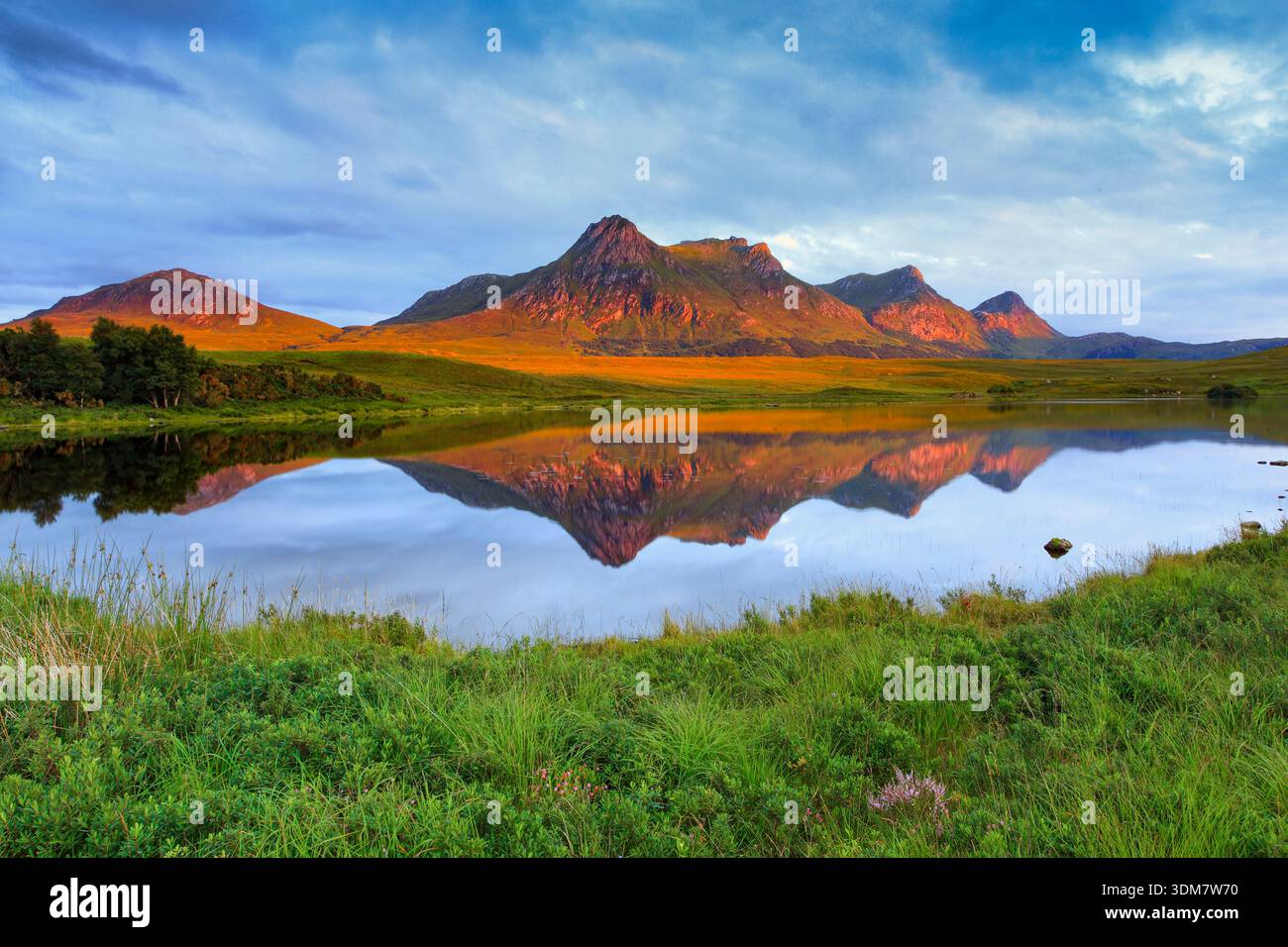 Loch Hakel près du villageTongue dans le nord-ouest de l'Écosse, avec la montagne Ben Loyal au loin. Écosse Banque D'Images