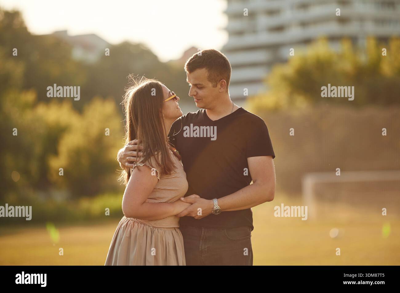 Se regardant avec amour. Couple se promène sur le terrain d'été. Banque D'Images