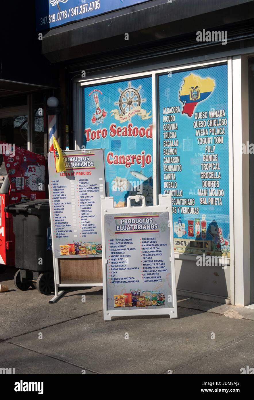 Panneaux en anglais et espagnol devant Toro Seafood, un magasin équatorien de fruits de mer et restaurant. Sur la 37e avenue à Jackson Heights, Queens, New York. Banque D'Images