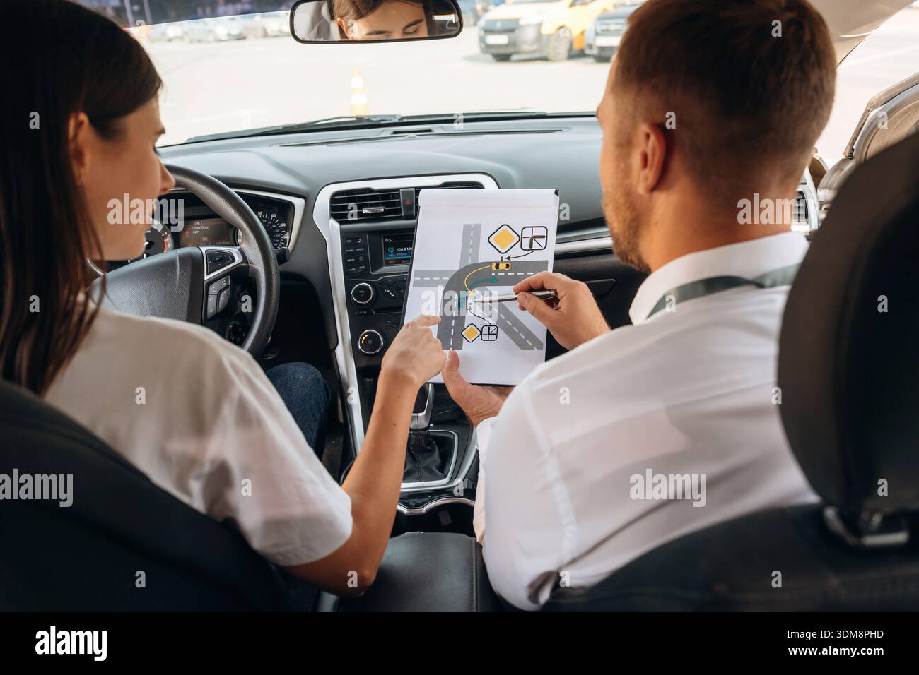 Image, le test théorique. Femme est avec instructeur en voiture, concept d'école de conduite. Banque D'Images