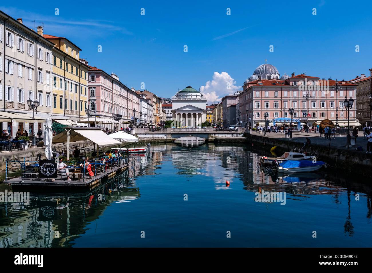 Grand canal à Trieste avec l'église Sant'Antonio Taumaturgo au loin. L'église Saint Spyridon est visible sur la droite. Banque D'Images