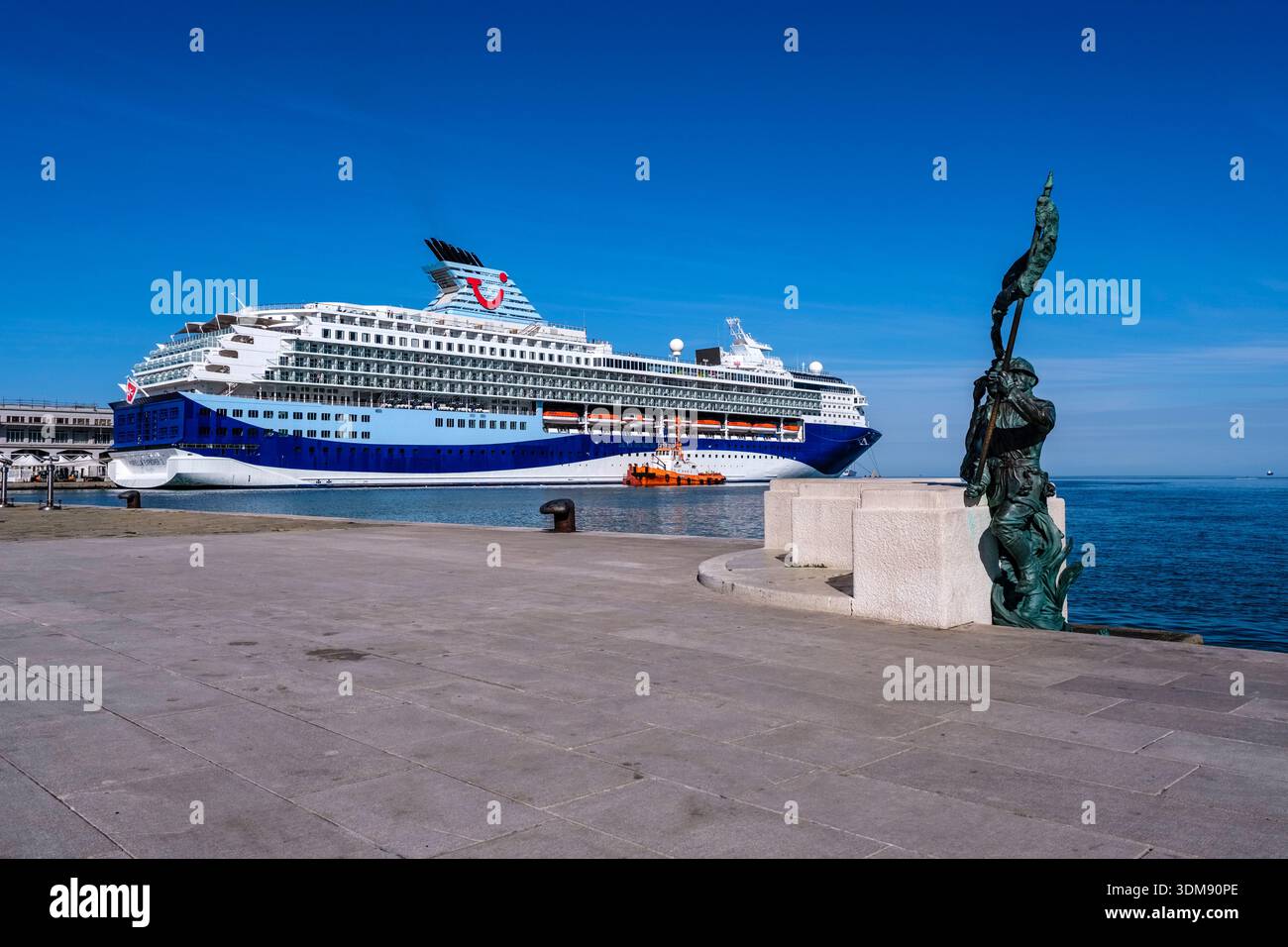 Bateau de croisière Marella Explorer 2 amarré au port de Trieste à côté de la statue Bersagliere sur Molo audace. Banque D'Images