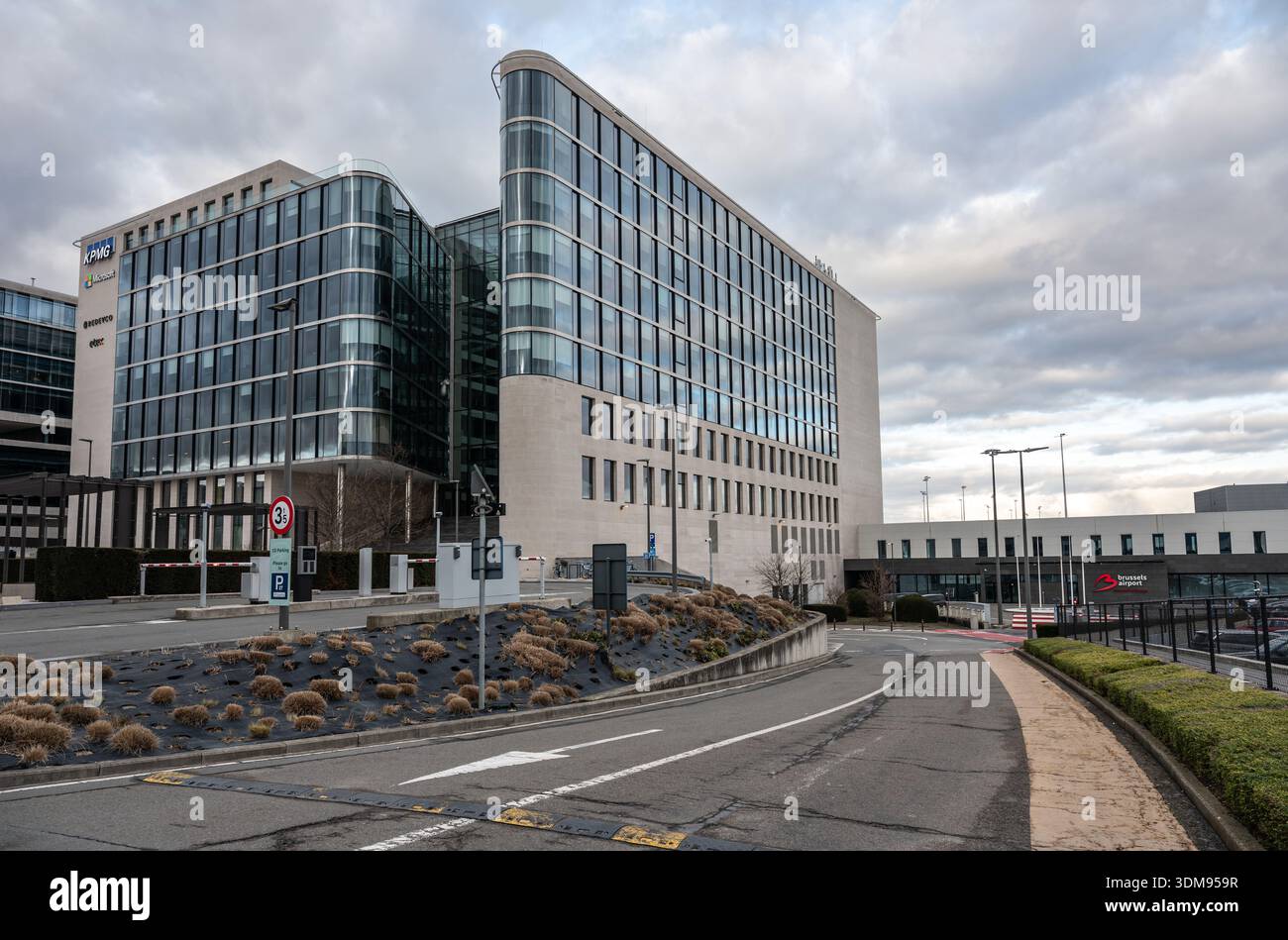 Bâtiment d'entreprise moderne à usage mixte à Brussels Airport à Zaventem, abritant le siège et les bureaux de KPMG, Microsoft, Redevco et Etex. Zavent Banque D'Images