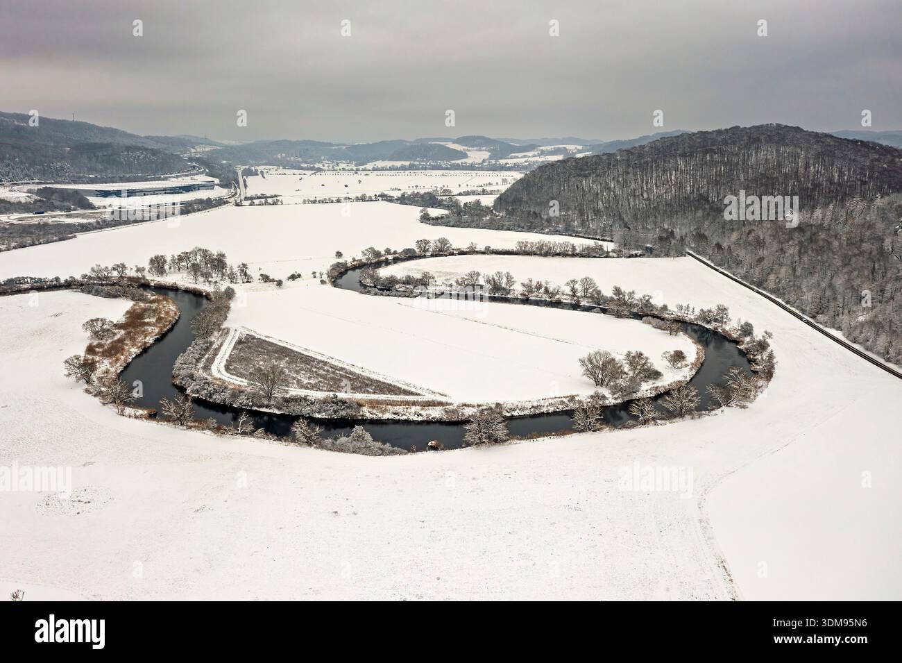 Les méandres de la rivière Werra dans la vallée de Werra entre Hesse et Thuringe Banque D'Images