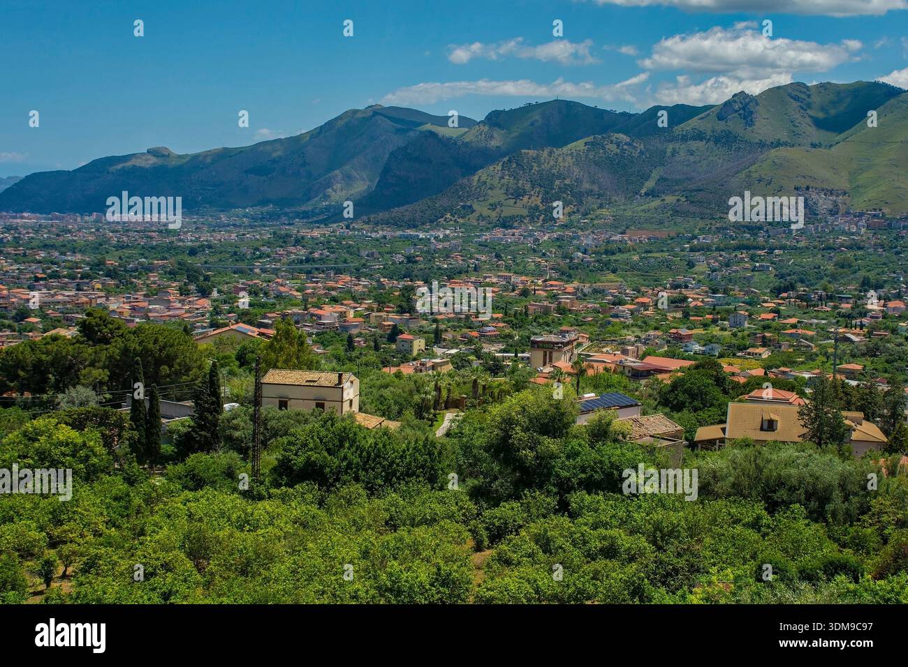 Une vue panoramique depuis la vieille ville de Ciambra de Monreale en Sicile, Italie, donnant sur la plaine de Conca d'Oro. Début de l'été. Paysage agricole vert Banque D'Images