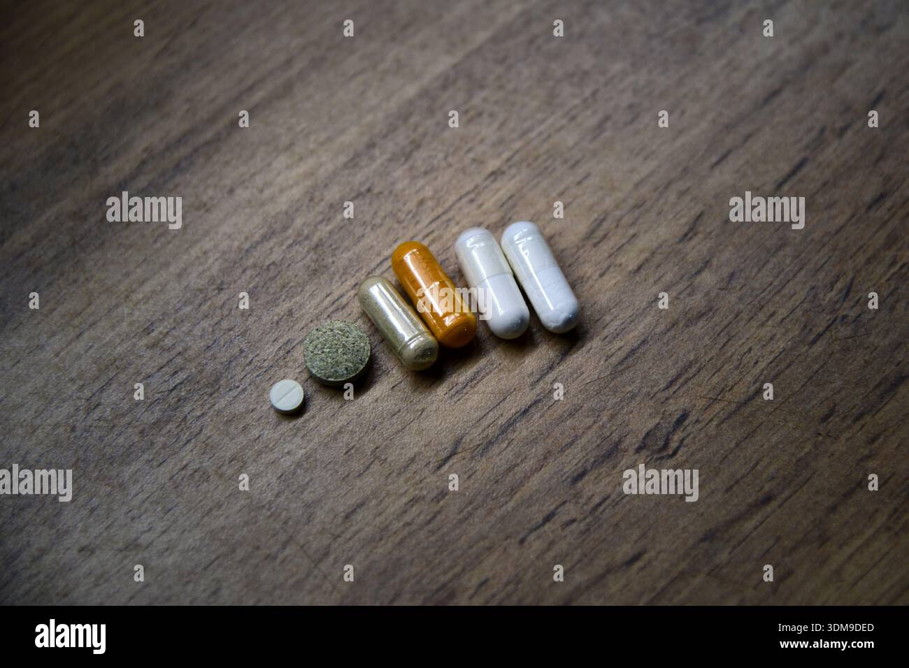Suppléments assortis dans des plats en céramique, un tableau moderne de la santé et du bien-être Banque D'Images