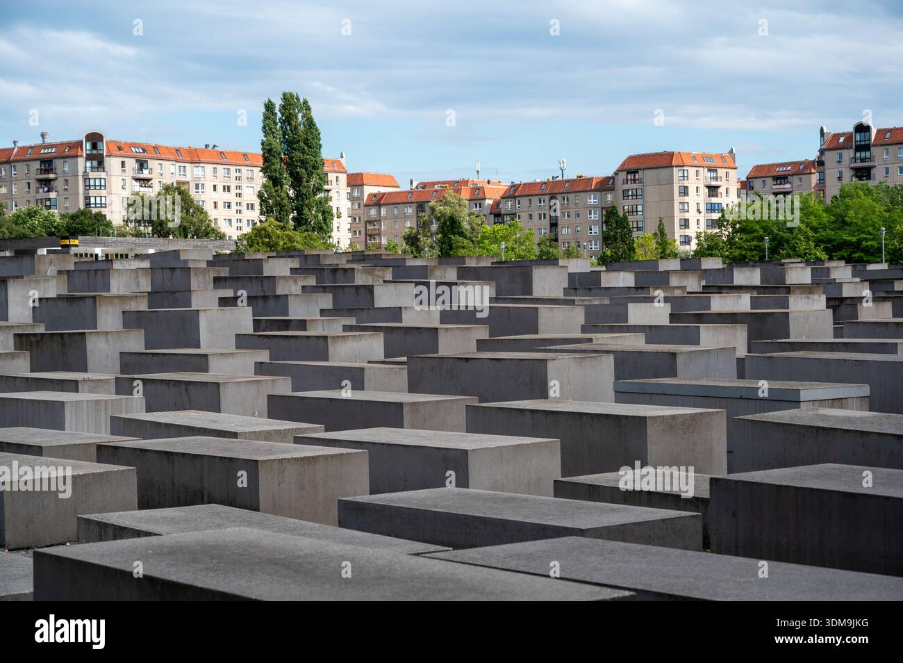 Berlin, allemagne, 12 août 2023. Le mémorial de l'Holocauste, également connu sous le nom de mémorial aux juifs assassinés d'europe, présente des blocs de béton représentant un F. Banque D'Images