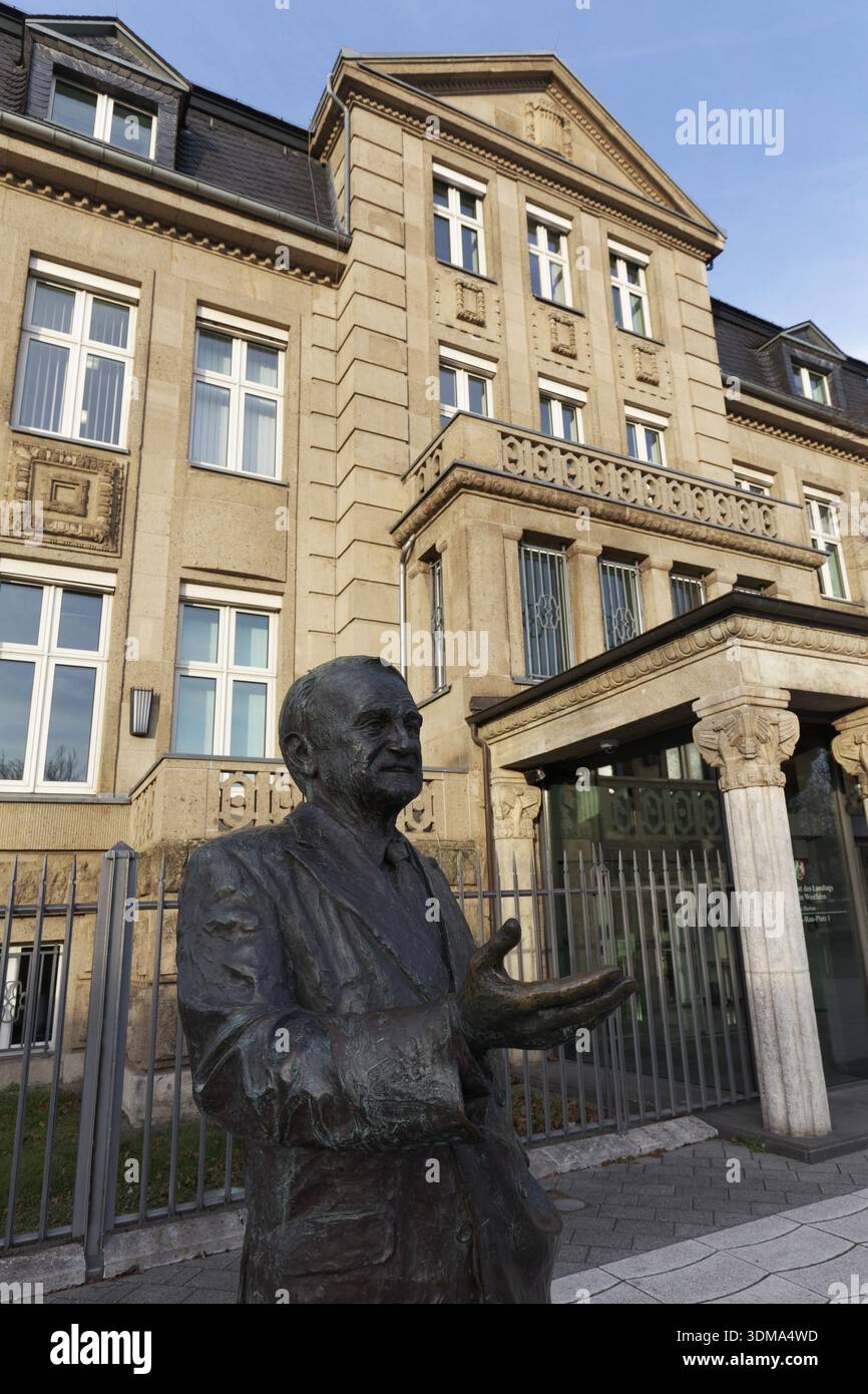 Villa Horion, Maison de l'histoire parlementaire, Statue Ministre-Président Johannes Rau, Duesseldorf, Rhénanie du Nord-Westphalie, Allemagne Banque D'Images