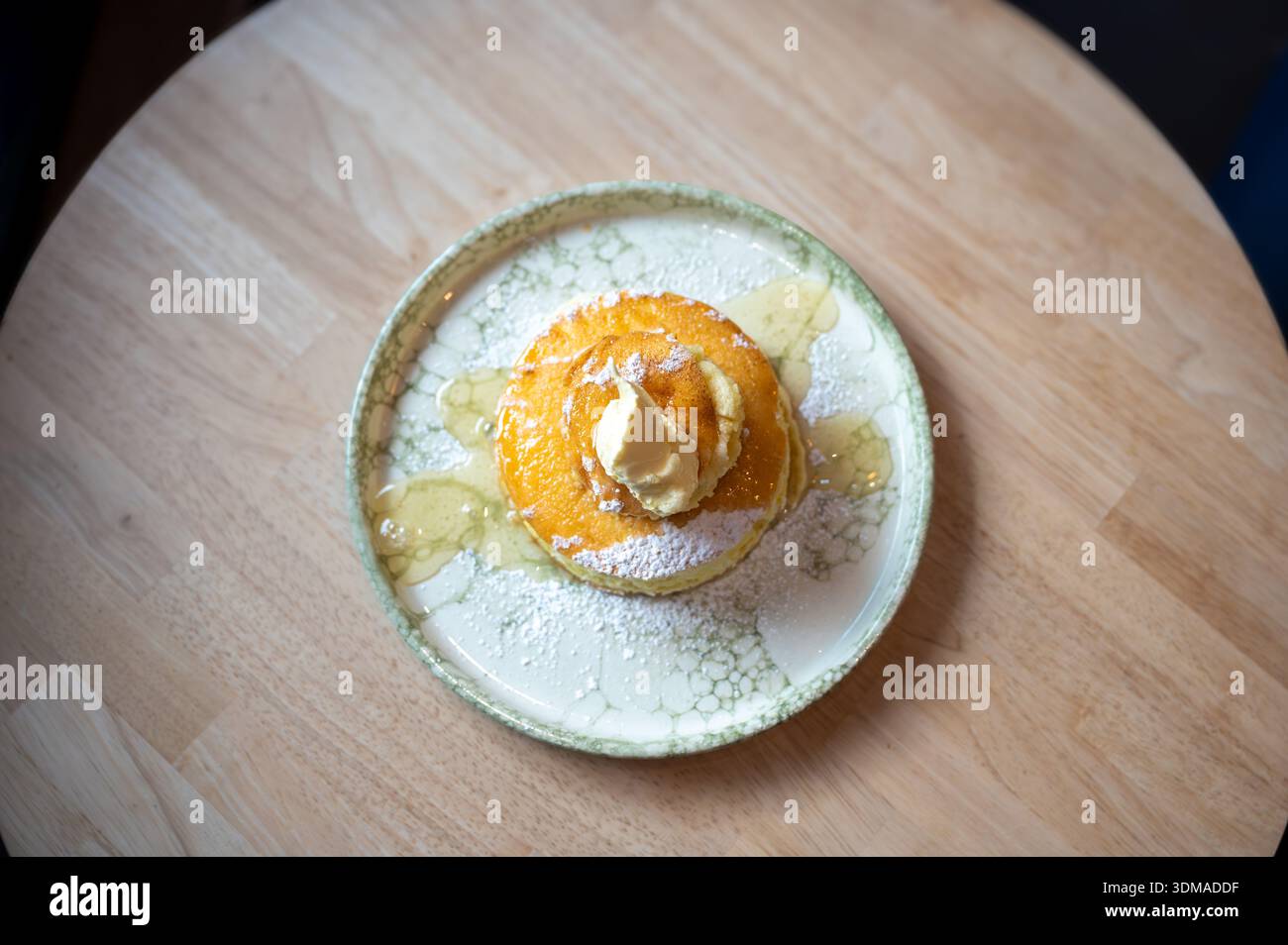 Gâteau aéré arrosé de miel et complété par une riche garniture de beurre mou. Banque D'Images