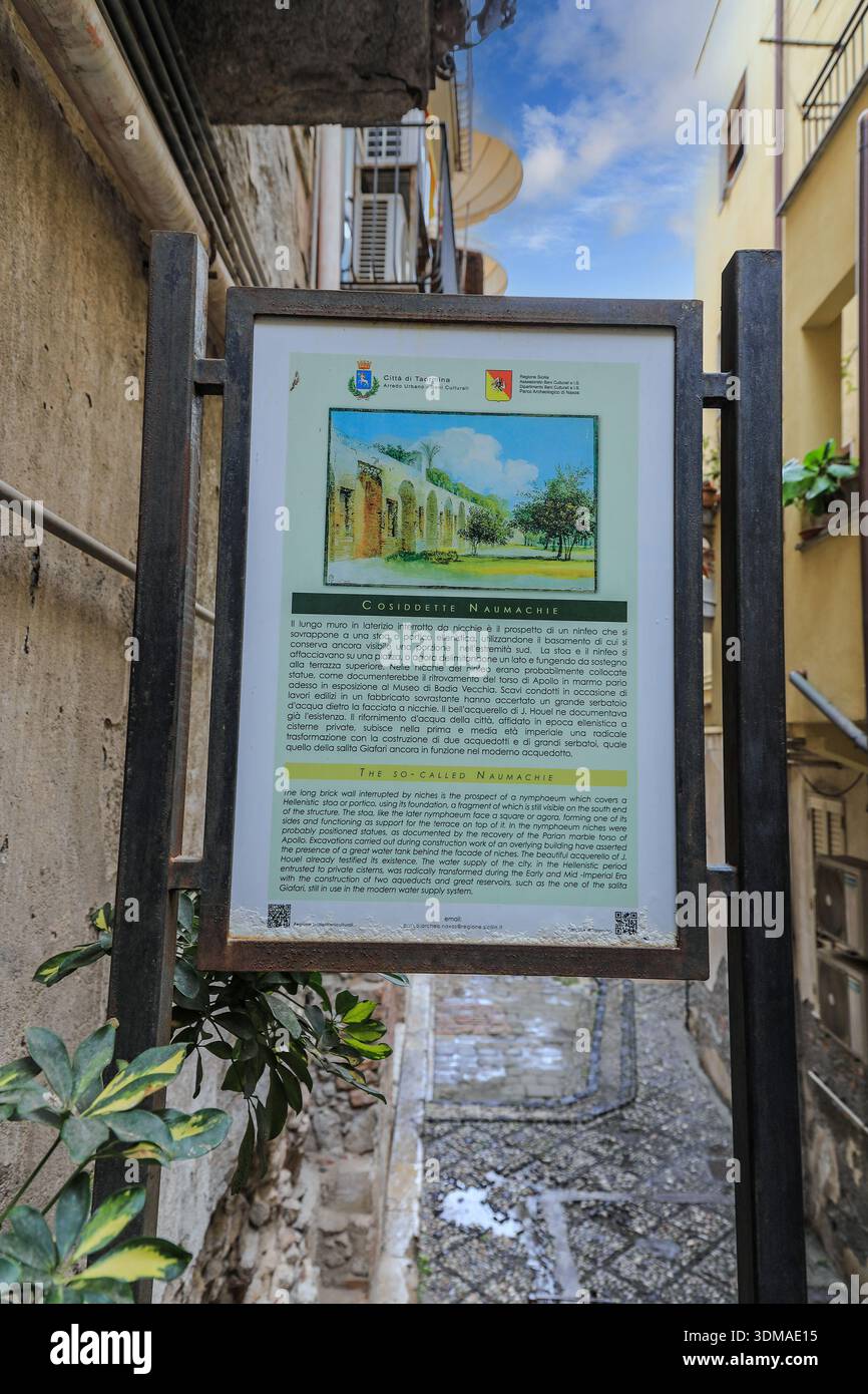 La Naumachie, un mur de briques romain avec 18 grandes niches qui abritaient autrefois des statues, un nymphée ou une citerne d'eau, Taormine, Sicile, Italie, Europe Banque D'Images