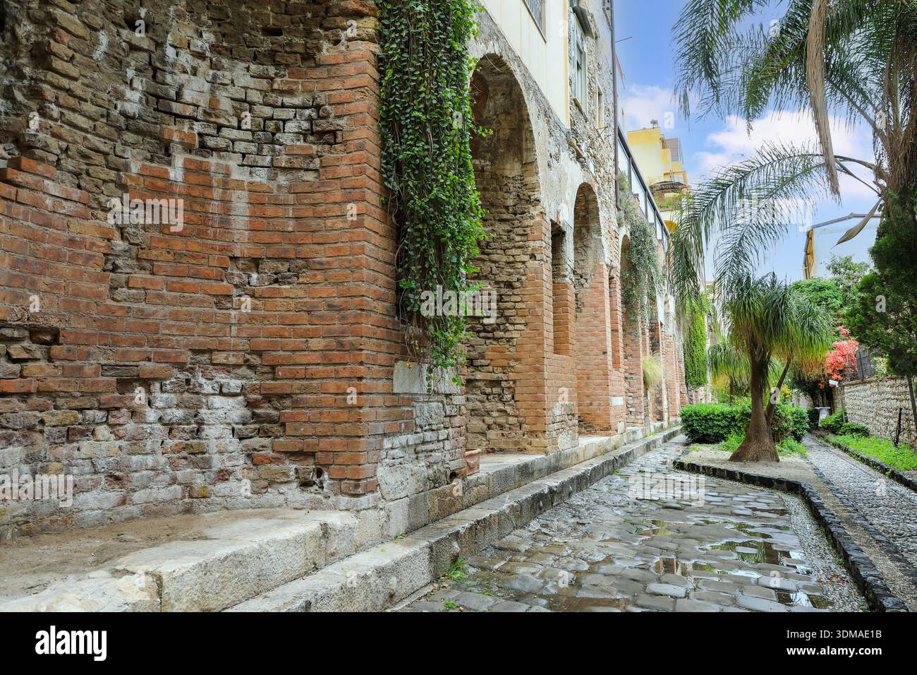 La Naumachie, un mur de briques romain avec 18 grandes niches qui abritaient autrefois des statues, un nymphée ou une citerne d'eau, Taormine, Sicile, Italie, Europe Banque D'Images