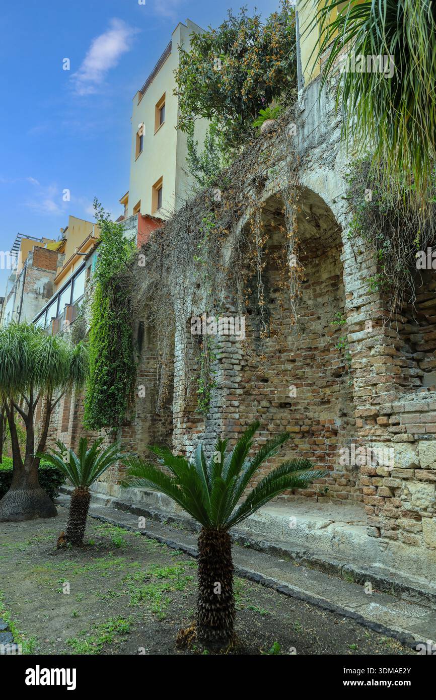 La Naumachie, un mur de briques romain avec 18 grandes niches qui abritaient autrefois des statues, un nymphée ou une citerne d'eau, Taormine, Sicile, Italie, Europe Banque D'Images