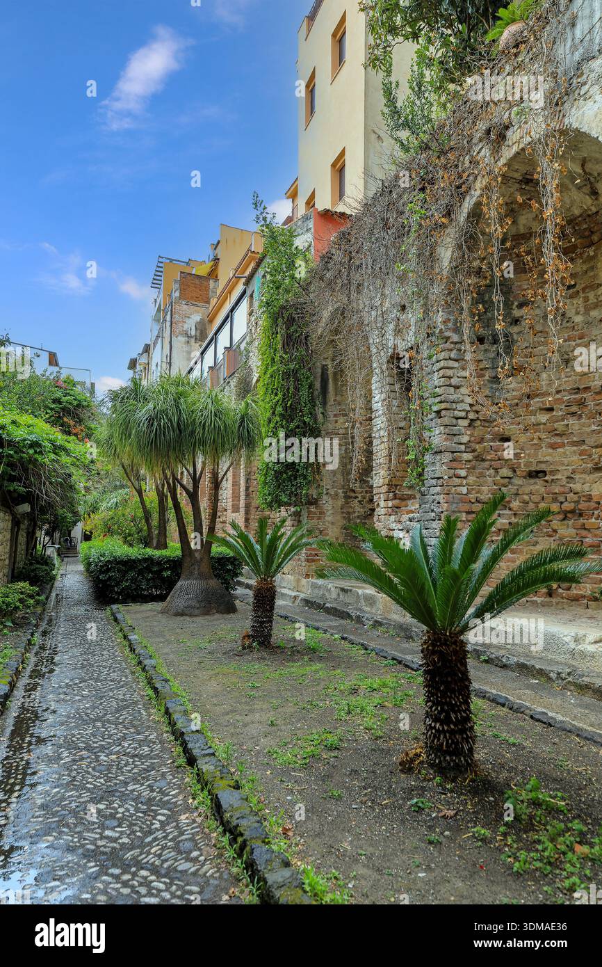 La Naumachie, un mur de briques romain avec 18 grandes niches qui abritaient autrefois des statues, un nymphée ou une citerne d'eau, Taormine, Sicile, Italie, Europe Banque D'Images