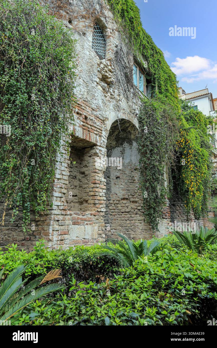 La Naumachie, un mur de briques romain avec 18 grandes niches qui abritaient autrefois des statues, un nymphée ou une citerne d'eau, Taormine, Sicile, Italie, Europe Banque D'Images