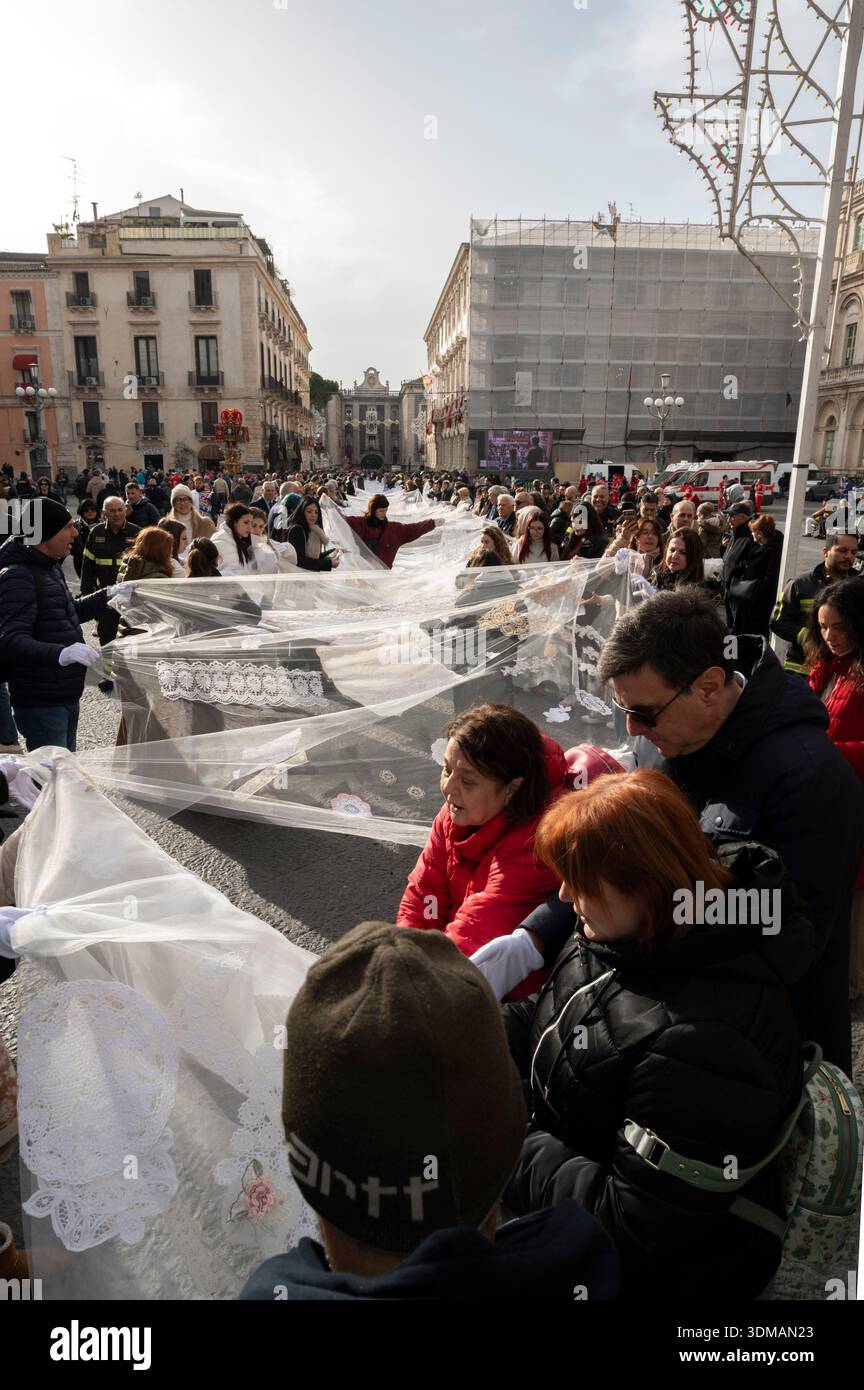 Les participants portent un long voile brodé dans le cadre de la nouvelle initiative 'tu SEI Agata' introduite pour la fête de la Sainte Agatha à Catane en 2026. Le Banque D'Images