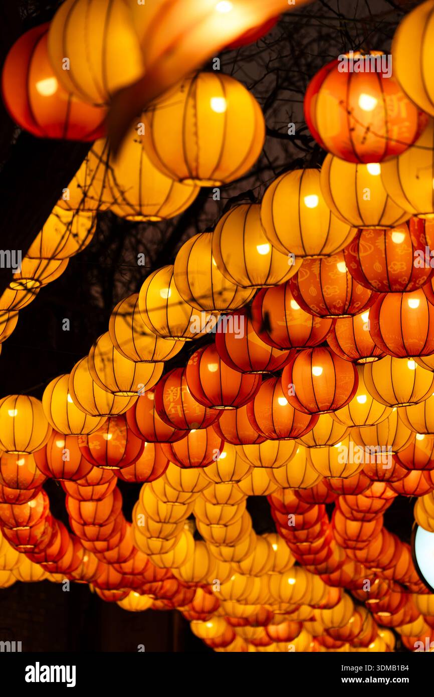 Lanternes de bon augure au festival du printemps de la ville antique chinoise Banque D'Images