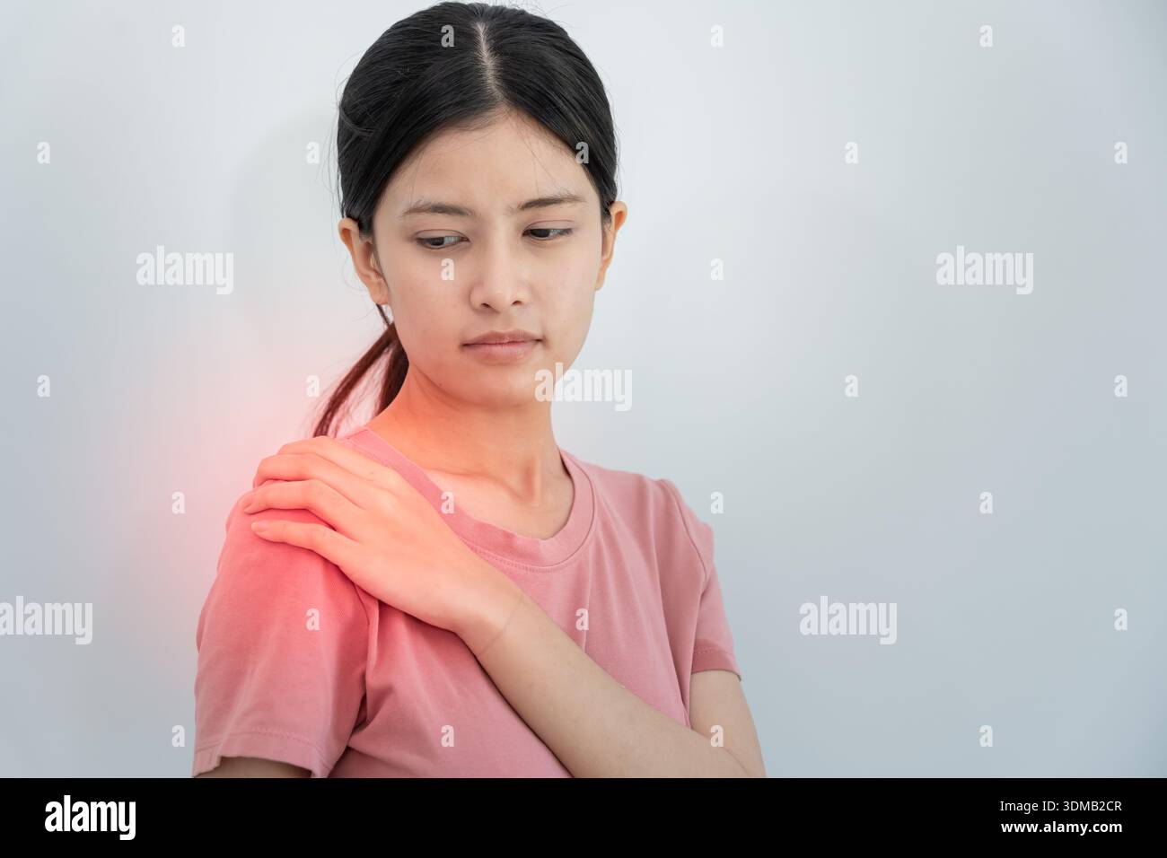 femme tenant sur l'épaule et tandis que et souffrent de la santé et des problèmes de douleur insupportable, douleur chronique à l'épaule, mal à l'épaule dans le syndrome de bureau, scol Banque D'Images