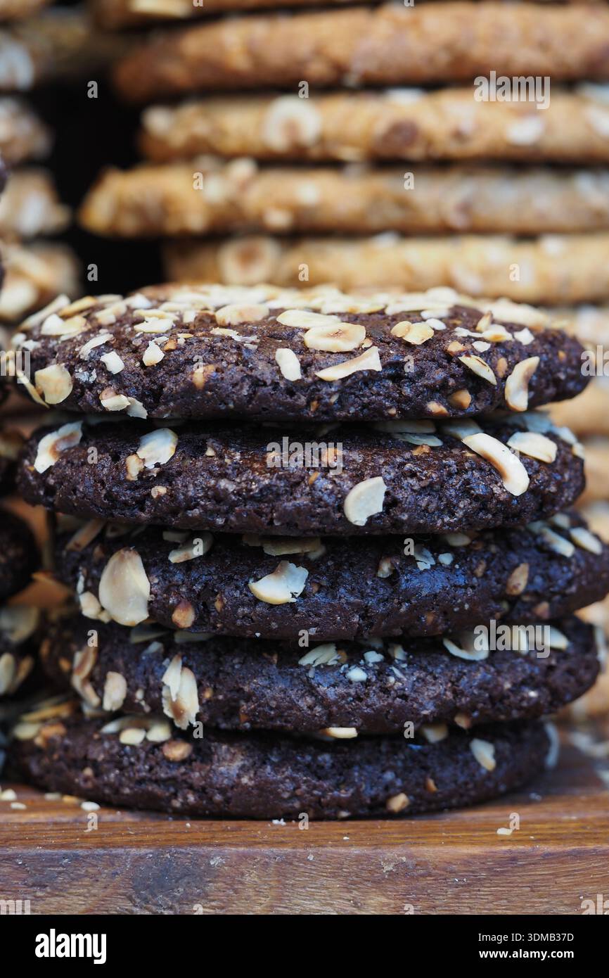 Biscuits fraîchement cuits empilés pour la vente dans une boulangerie Banque D'Images