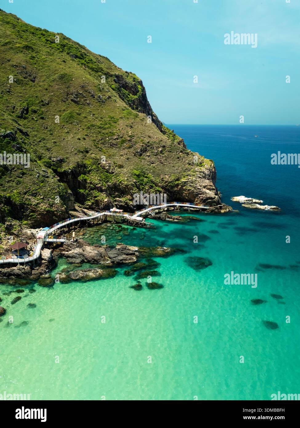 Vue aérienne drone Green Cliff Path Turquoise Ocean Tropical Coast Rocky Shoreline Banque D'Images