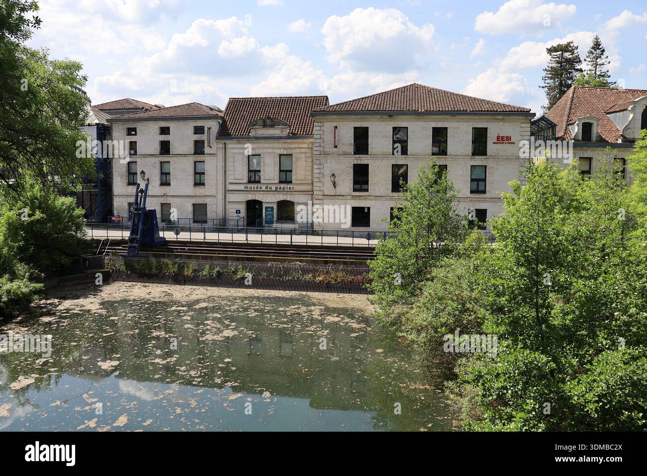 Le musée du papier, ancienne papeterie, vue de l'extérieur, ville de Angoulême, département de la Charente, France Banque D'Images