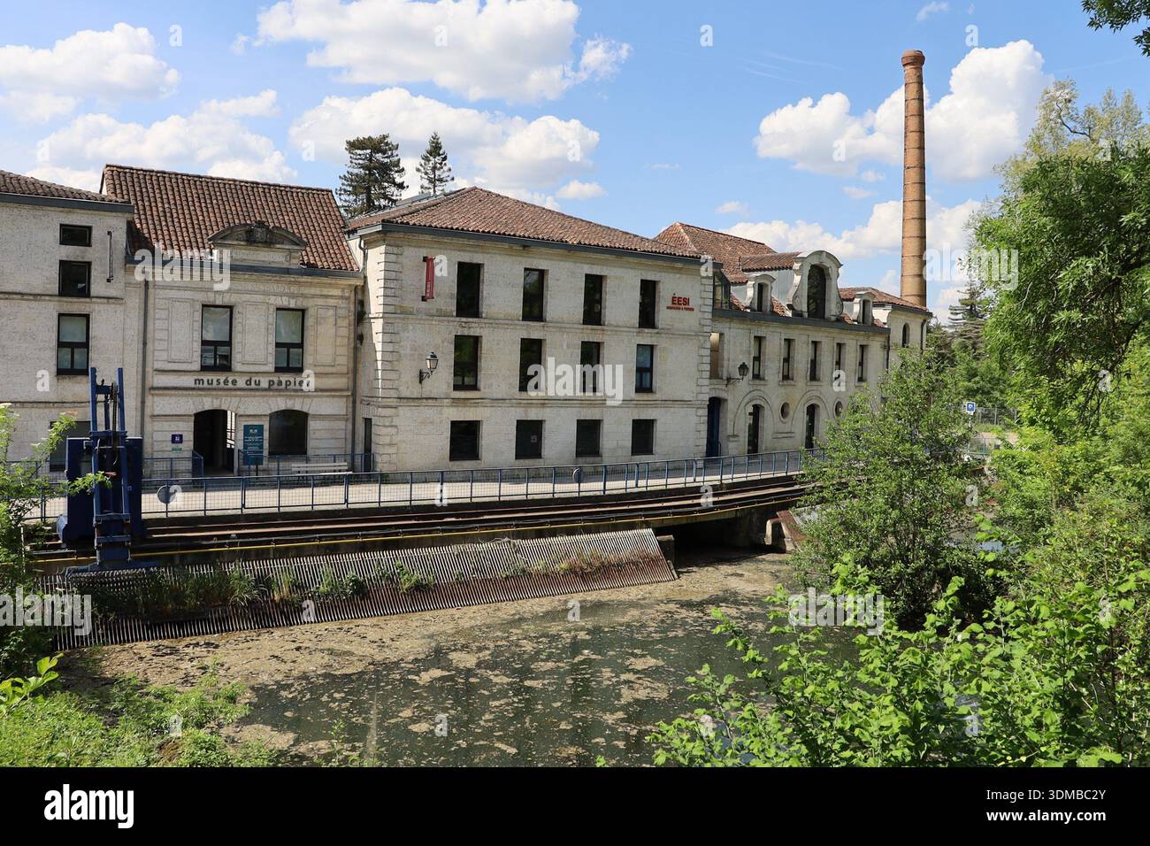 Le musée du papier, ancienne papeterie, vue de l'extérieur, ville de Angoulême, département de la Charente, France Banque D'Images