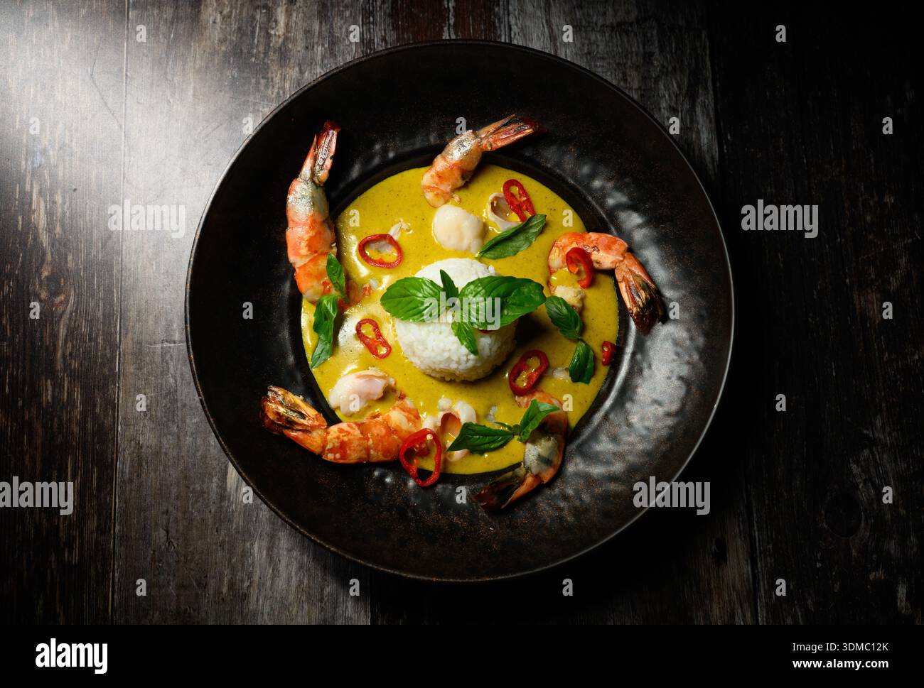 Une assiette de nourriture avec des crevettes et du riz. Les crevettes sont disposées en cercle autour du riz Banque D'Images