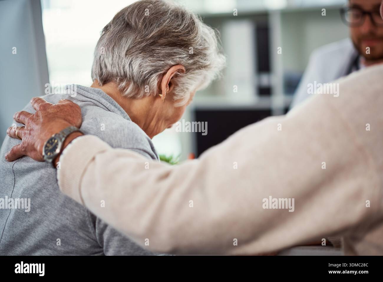 Confort, triste et femme senior avec médecin pour les mauvaises nouvelles, les résultats médicaux et l'empathie. Couple âgé, consolant et soignant avec terminal Banque D'Images