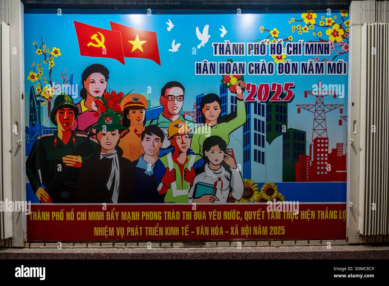 Saigon (Ho Cho Minh-ville), Vietnam. Une affiche communiste pour la nouvelle année 2025. Banque D'Images