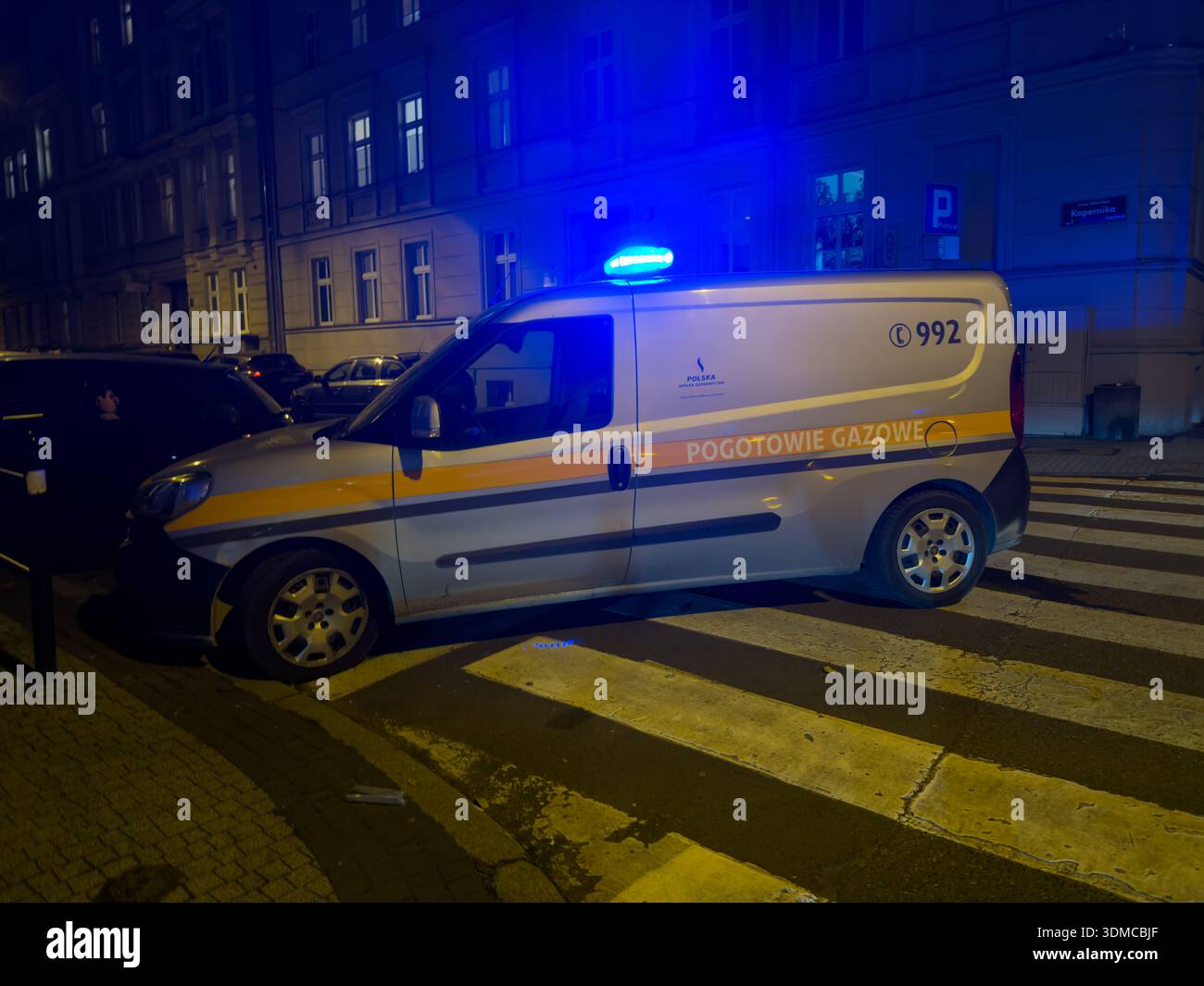 Poznan, Pologne - 18 novembre 2025 : fourgon Gazowe Pogotowie avec lumière bleue, garé sur Kopernika la nuit, représentant un soutien d'utilité et de sécurité urgent Banque D'Images