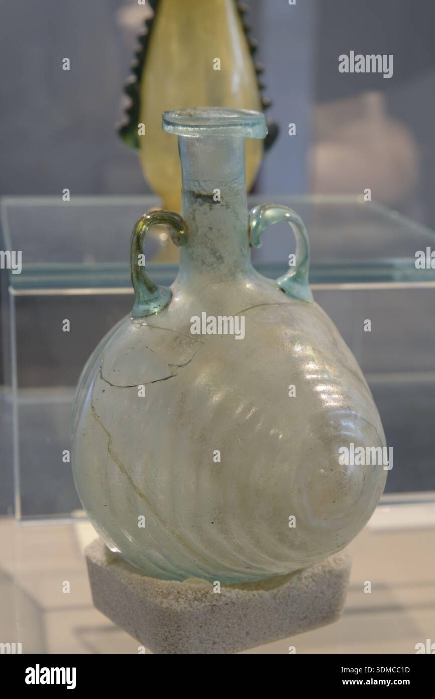 Bouteille romaine en verre en forme de tonneau (Bariletto), Ier siècle après JC, de ACCO. Musée archéologique de Milan (Civico Museo Archeologico di Milano), Italie. Banque D'Images